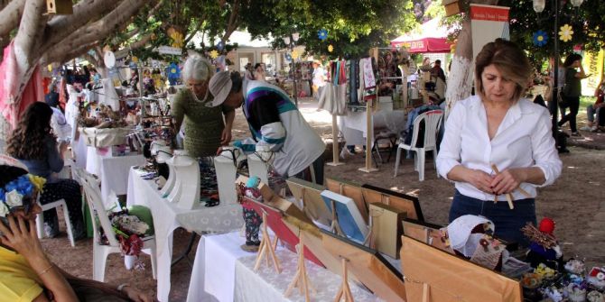 Kadınlar El Emeklerini Satıyor, Kız Çocukları Okuyor