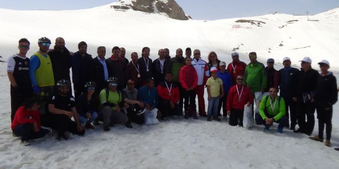 Hakkari’de Valilik Kupası Kayak Yarışması Düzenlendi