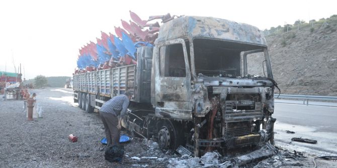 Kula’da Seyir Halindeki Tır Alev Aldı