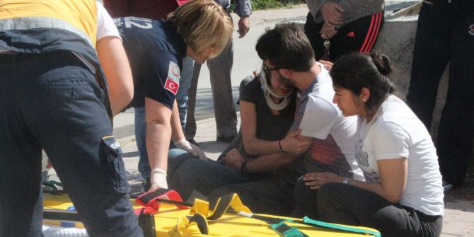 Yaralı Anne Kız Kazanın Şokunu Ağlayarak Atlatmaya Çalıştı