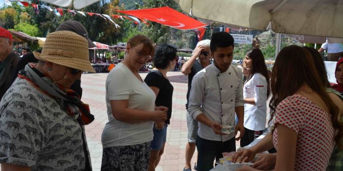 Yabancılar Yöresel Lezzetleri Tattı