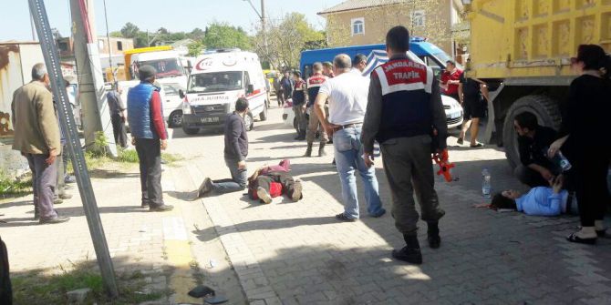 Yol Kenarında Yürüyen Yayalara Otomobil Çarptı: 3 Yaralı