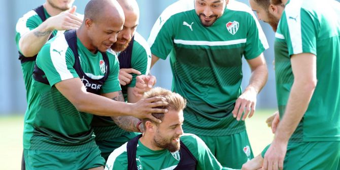 Bursasporlu Oyuncular El Topu Oynadı