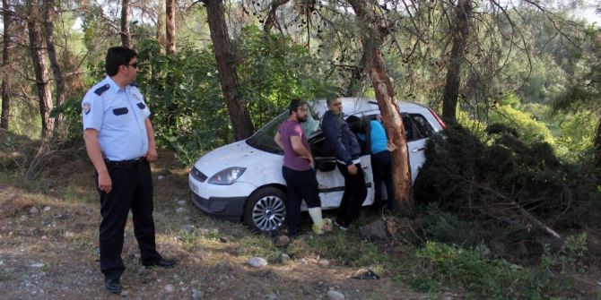 Takla Atan Otomobilde Sıkışan Sürücüyü İtfaiye Kurtardı