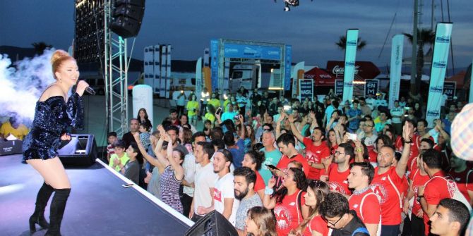 Ece Seçkin Boş Meydanda Konser Verdi