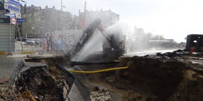 Dikkatsiz Operatör Su Borusunu Patlattı