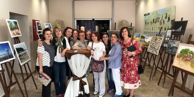 Biri Çekti Biri Resmetti