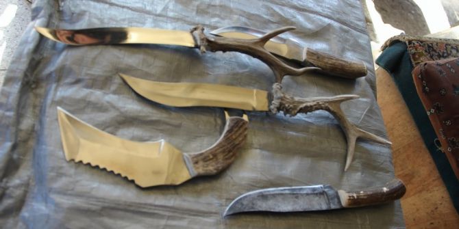 Geyik Ve Karaca Boynuzlarından Bıçak Yapıyor