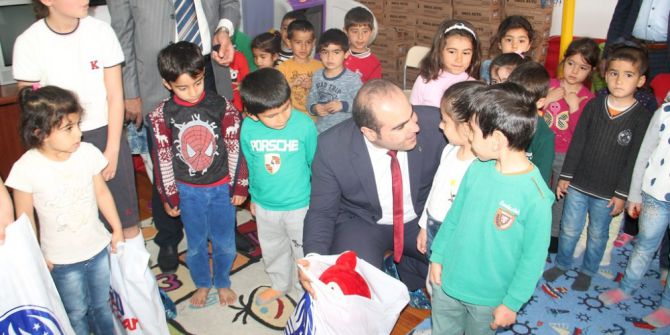 Ted Koleji Anaokulu Öğrencilerine Oyuncak Hediye Etti