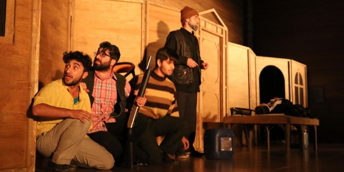 Haliliye Tiyatro Grubunun Duvarların Ötesi Gösterimi Beğeni Topladı