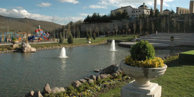 Ankara Büyükşehir’den Çevre İlçe Meydanlarına Da Çiçek Vazoları