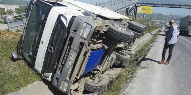 Samsun’da Kamyon Devrildi: 1 Yaralı