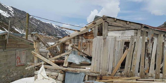 Rize’de Hortum Çatıları Uçurdu