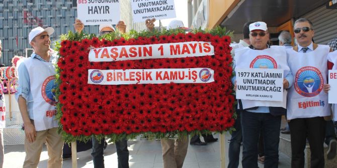 Taksim’de Birleşik Kamu-iş Üyeleri Cumhuriyet Anıtı’na Çelenk, Kazancı Yokuşu’na Karanfil Bıraktı