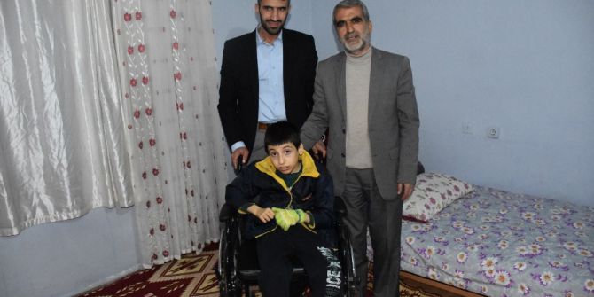 Fiziksel Engelli Çocuğa Tekerlekli Sandalye Yardımı