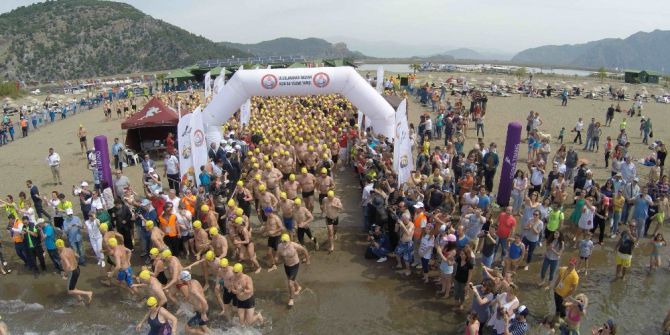 Dalyan’da Sporcular Carettalarla Yüzdü