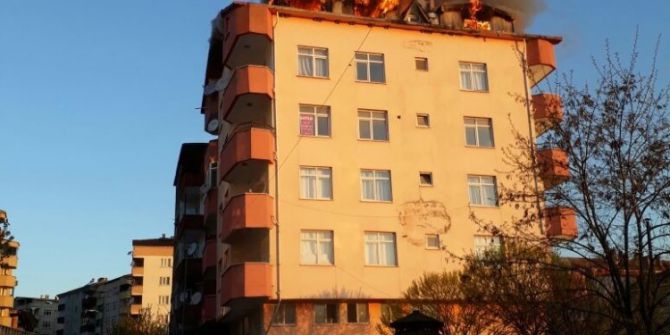 Çatalzeytin’de Apartmanın Çatısı Yandı