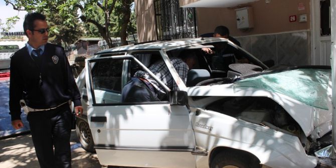 Misafirliğe Gittiği Evin Bahçesine Otomobille Daldı: 4 Yaralı
