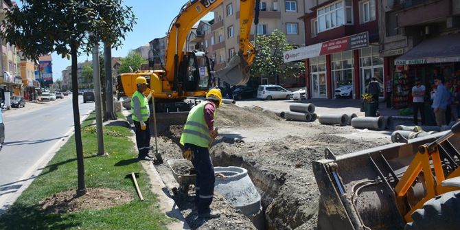 Saski Orhangazi Caddesinde Altyapı Çalışmalarını Sürdürüyor