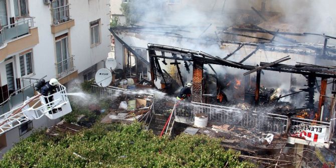 Çocukların Sokakta Yaktığı Ateş 6 Kişilik Aileyi Yok Ediyordu