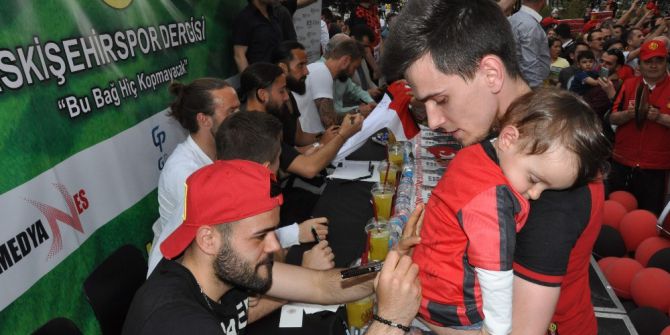 Eskişehirspor’a Destek İçin İmza Günü Düzenlendi