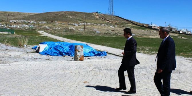 Çaldıran Kaymakamı Ve Belediye Başkan Vekili Dündar’dan Asırlık Mezara Ziyaret