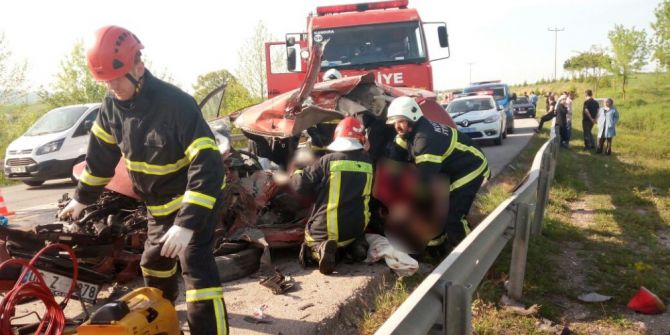 Karşı Şeride Geçen Kamyonet Dehşet Saçtı: 2 Ölü, 3 Yaralı