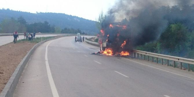Seyir Halindeki Saman Yüklü Kamyonet Alev Aldı