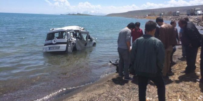 Ahlat’ta Trafik Kazası: 1 Ölü 3 Yaralı