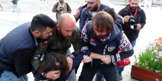 Taksim’de Pankart Açan İki Kadın Gözaltına Alındı