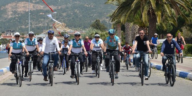 Foça’yı Bisikletle Turladılar