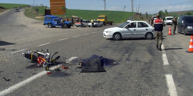 Kamyonetle Motosiklet Çarpıştı: 1 Ölü