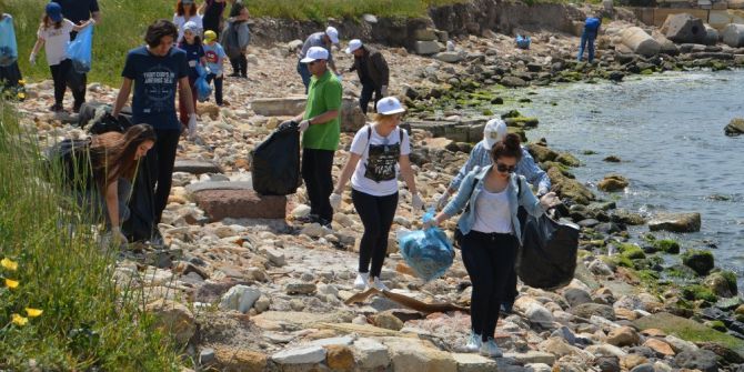 Kyme Antik Kent Bölgesinde 400 Kilo Çöp Toplandı