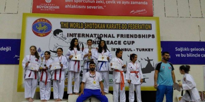 Karateciler Madalyalarla Döndü