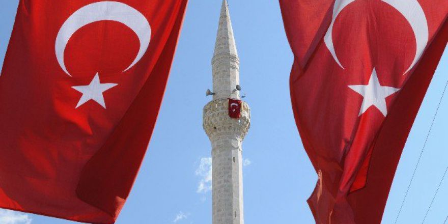 Erdemli’de Yer Gök Al Bayrak