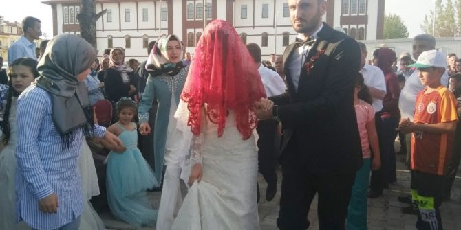 Eski Gençlik Kolları Başkanı Mehterli Düğünle Dünya Evine Girdi