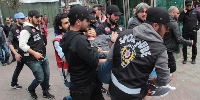 Beşiktaş’ta Oturma Eylemi Yapan Gruba Polis Müdahalesi