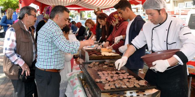 Öğrenciler Okulları İçin El Ele Verdi