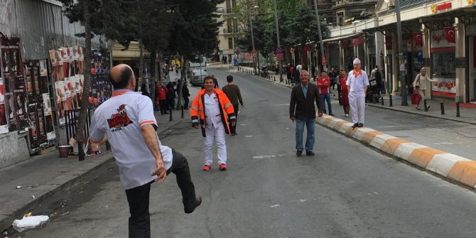Taksim Esnafı Müşteri Bulamayınca Top Oynadı