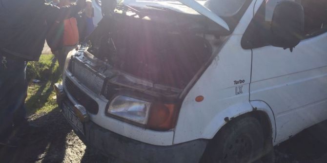 Seyir Halindeki Minibüs Alev Aldı