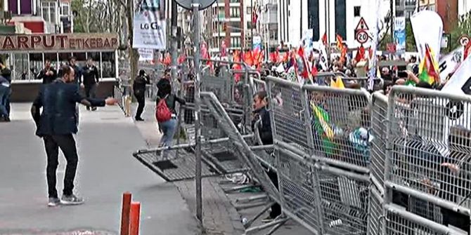 Polis, Bariyerleri Yıkmaya Çalışan Grubu Havaya Ateş Açarak Dağıttı