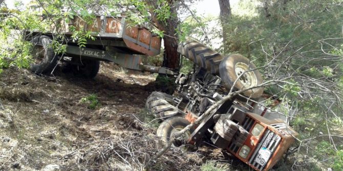 Şarampole Uçan Traktörden Yara Almadan Kurtuldu