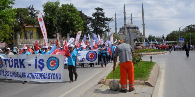 1 Mayıs’ı Süpürgesiyle Karşıladı