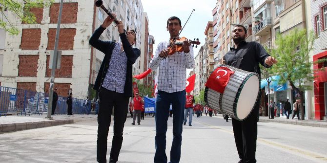 Davul Zurnayla 1 Mayısı Kutladılar