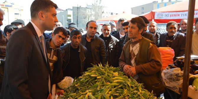 Başkan Vekili Akhan’dan Pazar Esnafına Ziyaret