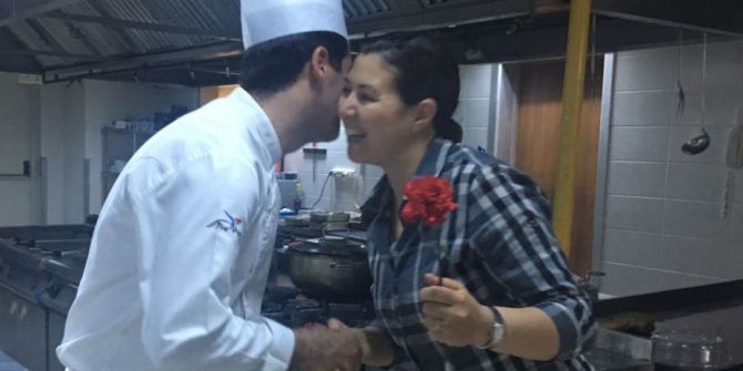 Hilton Çalışan Personellerinin Bayramını Karanfillerle Kutladı