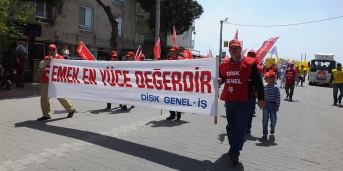 Burhaniye’de 1 Mayıs’a Halaylı Kutlama