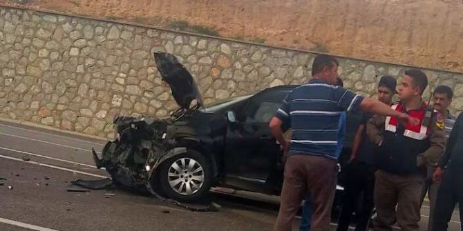 Otomobil İle Ticari Araç Kafa Kafaya Çarpıştı: 3 Yaralı