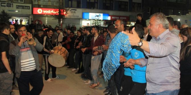 Türkiye Şampiyonu Ekip Hakkari’de Davul Zurna İle Karşılandı
