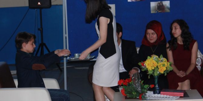 Türk Usulü Kız İsteme Sahnesini İngilizce Oynadılar